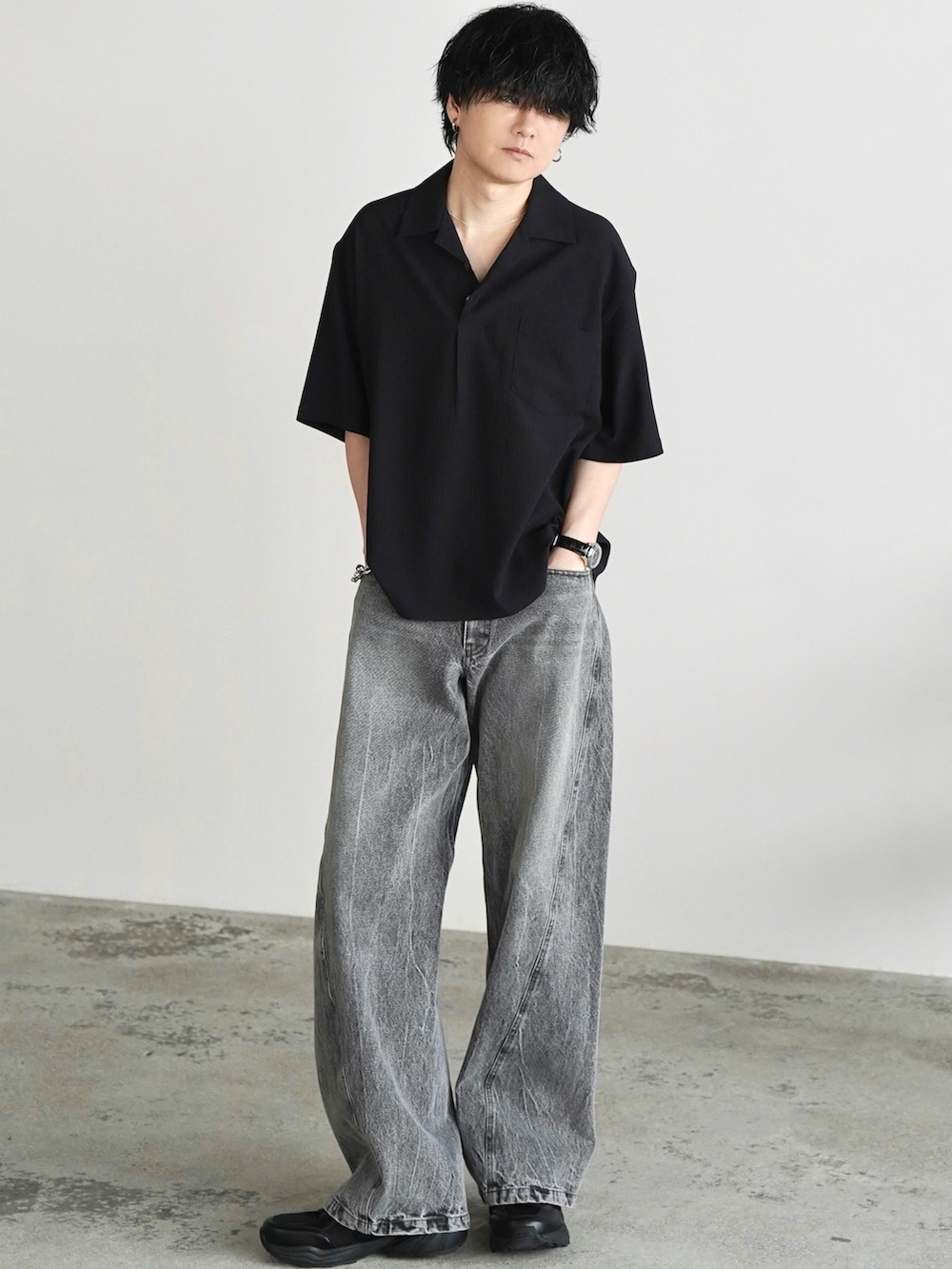 ブラック系のシャツ/ブラウス、グレー系のデニムパンツ、ブラック系のスニーカーを着用したメンズの夏コーディネートの2枚目の写真