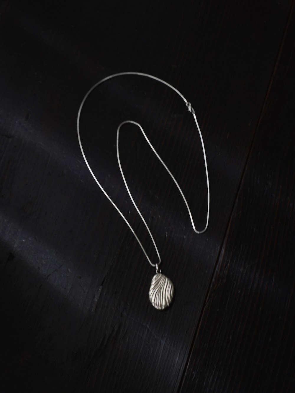 ブラウン系のシャツ/ブラウス、ホワイト系のタンクトップ、ブラウン系のスラックスを着用したメンズの夏コーディネートの4枚目の写真