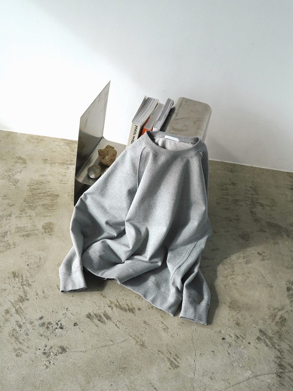 グレー系のスウェット、ホワイト系のシャツ/ブラウス、グリーン系のカーゴパンツを着用したメンズの冬コーディネートの5枚目の写真