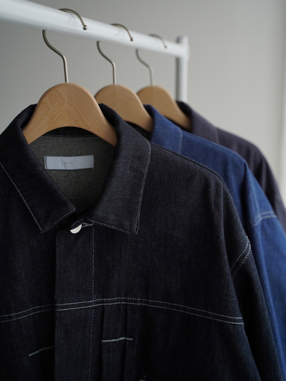 ブラック系のドレスシューズ、ブルー系のセットアップ、グレー系のTシャツ/カットソーを着用したメンズの秋コーディネートの2枚目の写真
