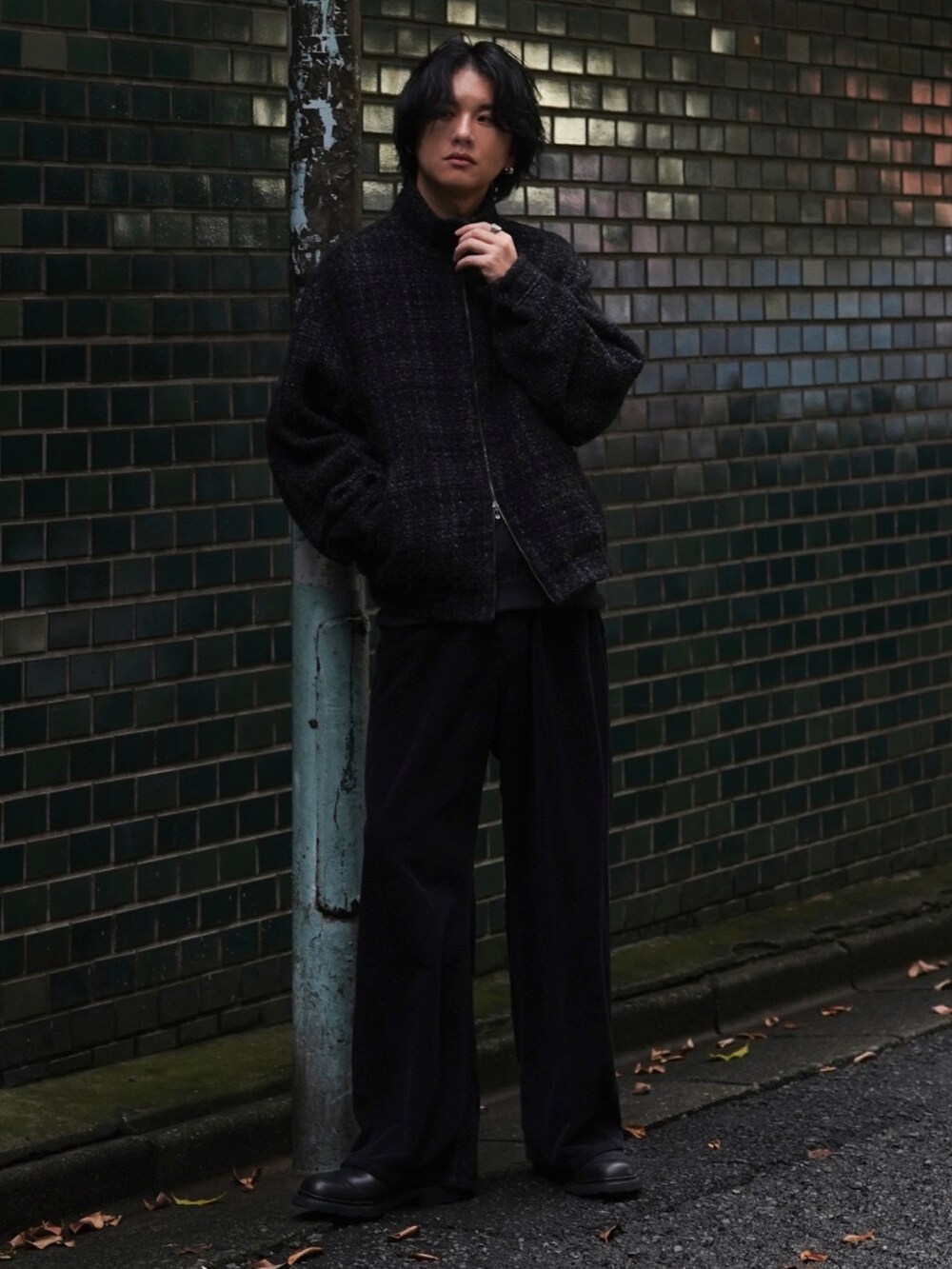 ブラック系のブルゾン、ブラック系のTシャツ/カットソー、ブラック系のその他パンツを着用したメンズの秋コーディネートの3枚目の写真