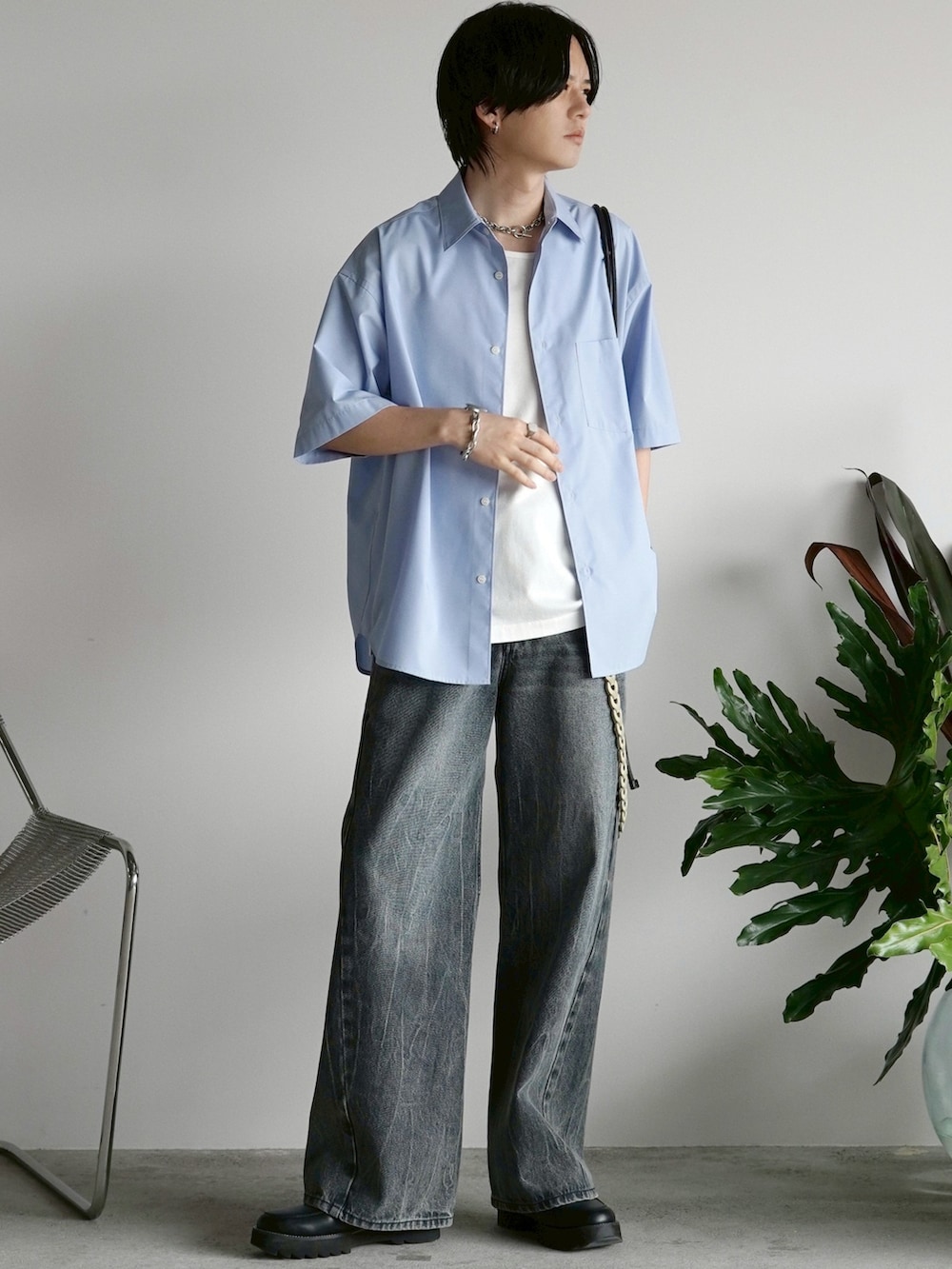 ブルー系のシャツ/ブラウス、ブルー系のデニムパンツ、ブラック系のショルダーバッグを着用したメンズの夏コーディネートの2枚目の写真