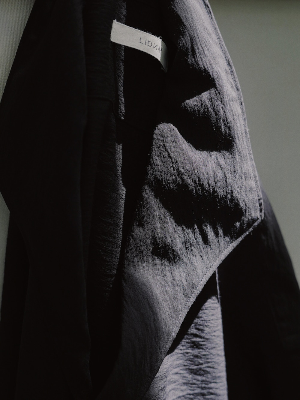 ブラック系のシャツ/ブラウス、ホワイト系のタンクトップ、グレー系のカーゴパンツを着用したメンズの春コーディネートの5枚目の写真