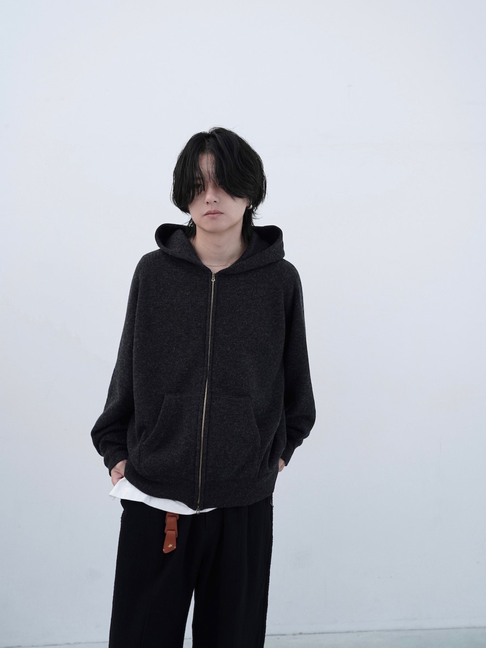 ブラック系のブルゾン、ブラック系のパーカー、イエロー系のTシャツ/カットソーを着用したメンズの秋コーディネートの5枚目の写真