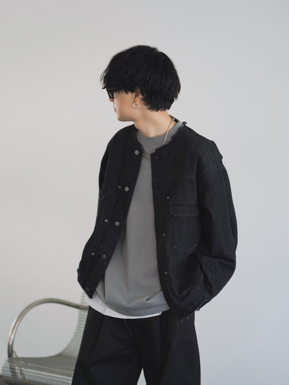 ブラック系のセットアップ、グレー系のTシャツ/カットソー、ホワイト系のタンクトップを着用したメンズの秋コーディネートの4枚目の写真