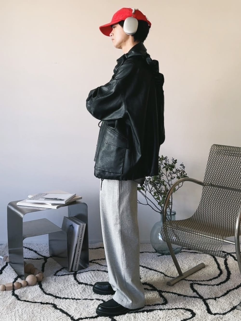 ブラック系のブルゾン、グレー系のシャツ/ブラウス、ホワイト系のタンクトップを着用したメンズの冬コーディネートの2枚目の写真
