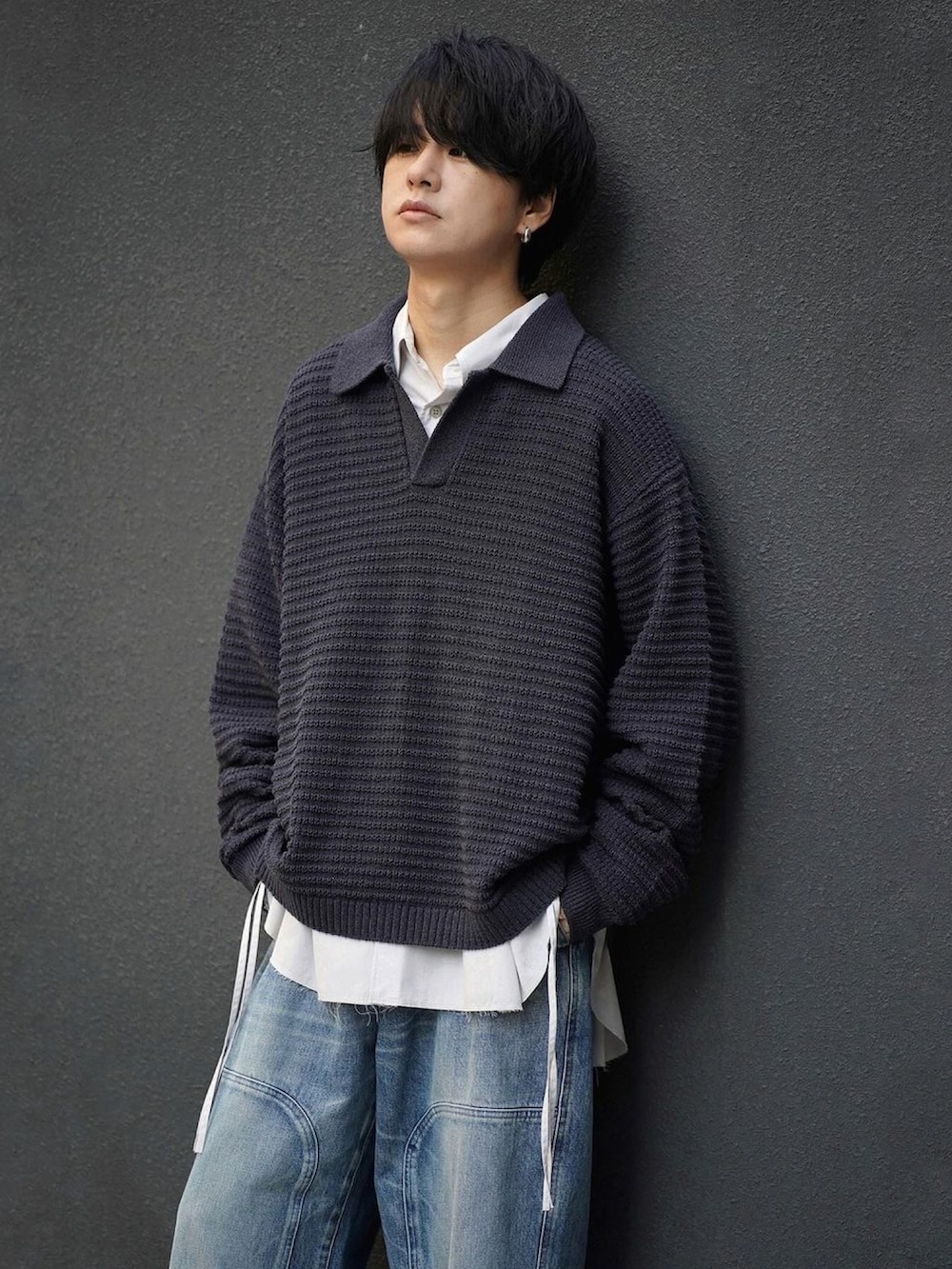 グレー系のシャツ/ブラウス、その他のデニムパンツ、ブラック系のシューズを着用したメンズの冬コーディネートの2枚目の写真