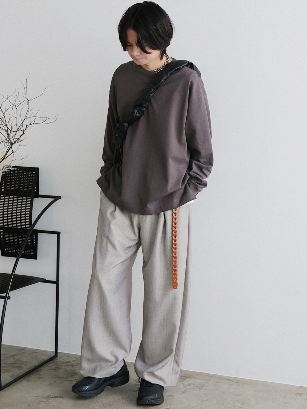 ブラウン系のTシャツ/カットソー、ホワイト系のタンクトップ、グレー系のスラックスを着用したメンズの夏コーディネートの2枚目の写真