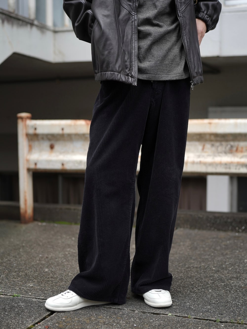 ブラウン系のライダースジャケット、イエロー系のTシャツ/カットソー、ブラック系のその他パンツを着用したメンズの秋コーディネートの3枚目の写真