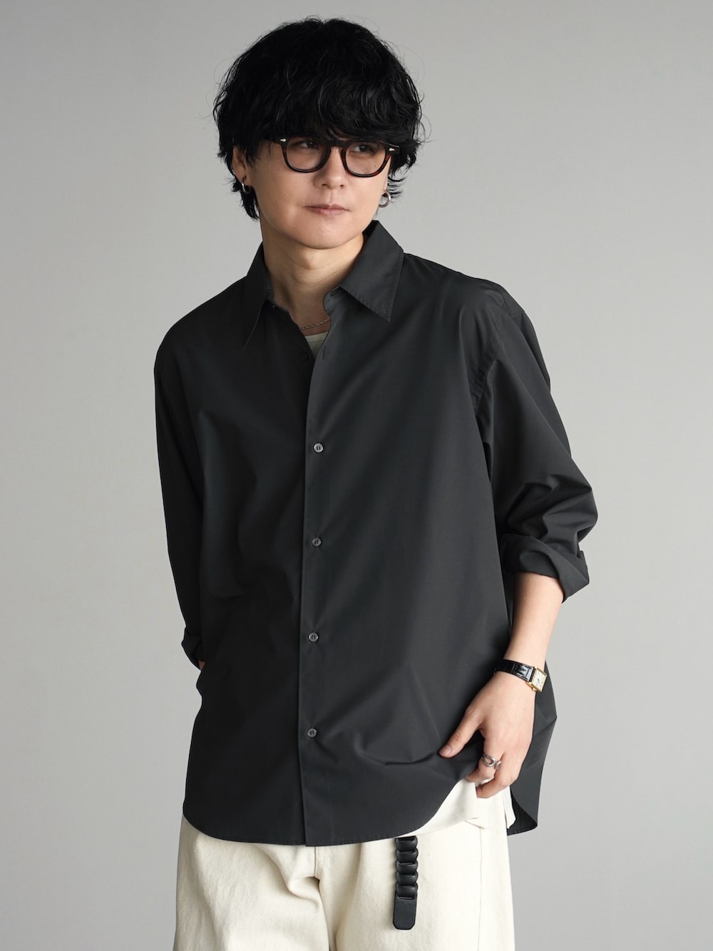 グレー系のシャツ/ブラウス、グレー系のタンクトップ、ホワイト系のデニムパンツを着用したメンズの秋コーディネートの2枚目の写真