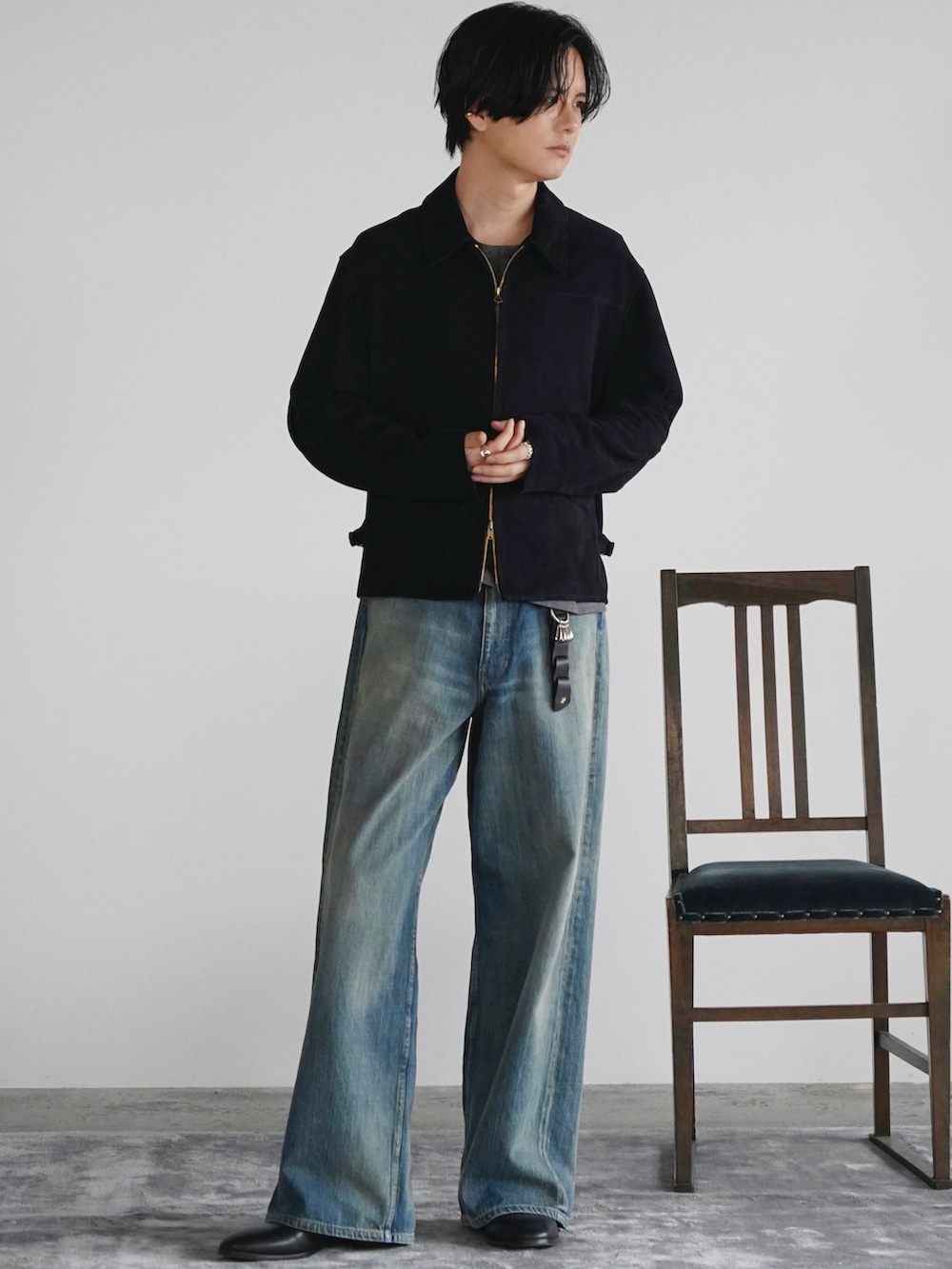 ブルー系のデニムパンツ、ブラック系のブーツ、グレー系のTシャツ/カットソーを着用したメンズの冬コーディネートの3枚目の写真