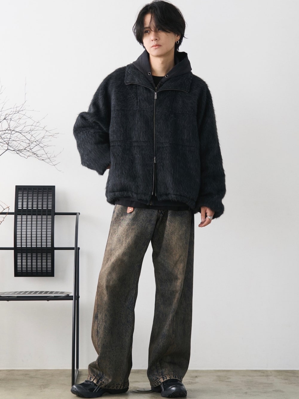 グレー系のブルゾン、ブラック系のパーカー、ブラック系のTシャツ/カットソーを着用したメンズの秋コーディネートの3枚目の写真