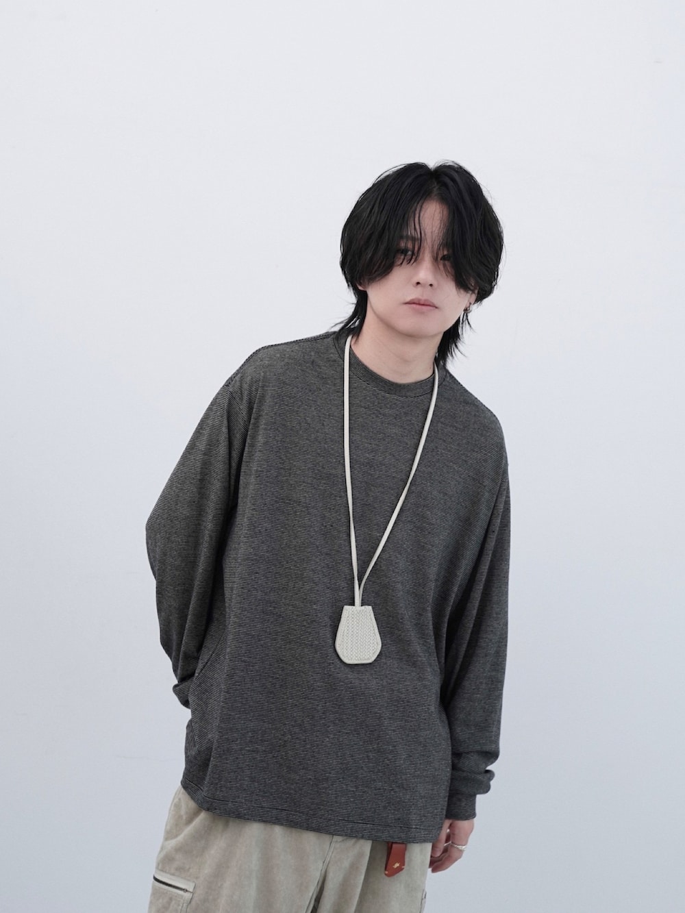 「秋服準備はじめました、お出かけコーデ、レザー、カーゴパンツ、レザーパンツ、シンプルコーデ、ゆるコーデ、シンプル、お洒落さんとつながりたい、カーゴパンツコーデ、ジュエリー、革靴、キーチェーン、シャツスタイル、大人カジュアル」|「LIDNMのFADED SHEEP SKIN TRACK JACKET(ライダースジャケット、ブラウン系)」を使った、げんじさん(メンズ・175cm)の夏コーディネートの4枚目の写真