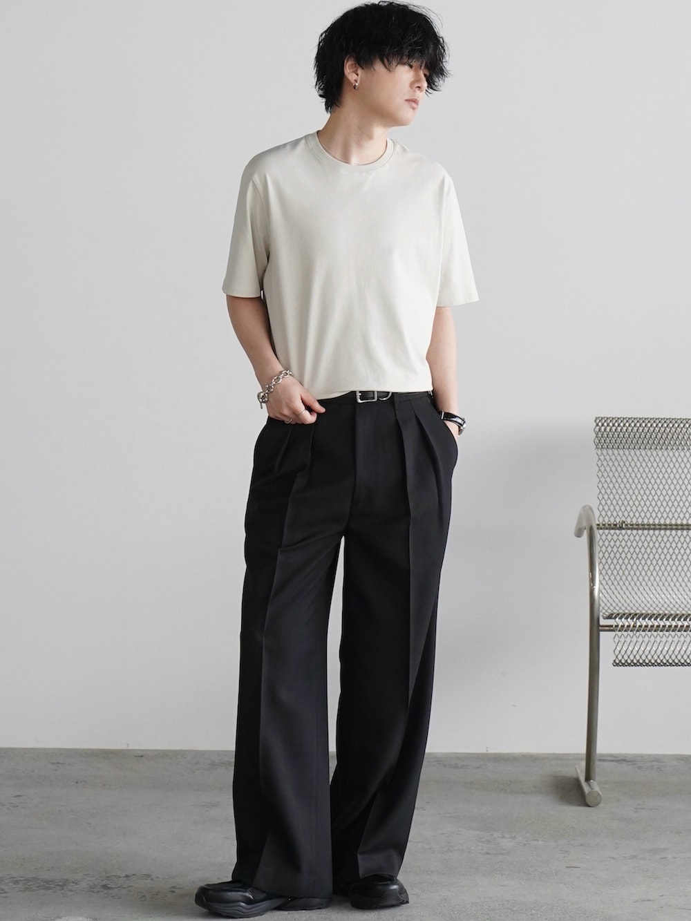 グレー系のTシャツ/カットソー、グレー系のスラックス、ブラック系のサンダルを着用したメンズの夏コーディネートの2枚目の写真