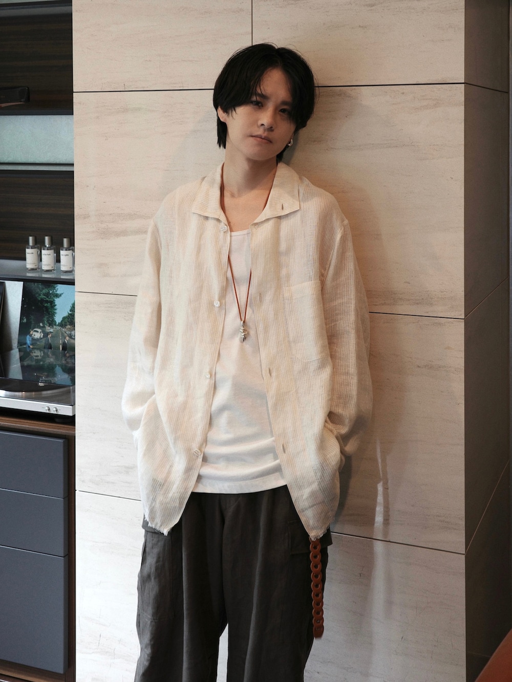 ホワイト系のシャツ/ブラウス、ホワイト系のタンクトップ、グリーン系のカーゴパンツを着用したメンズの夏コーディネートの3枚目の写真