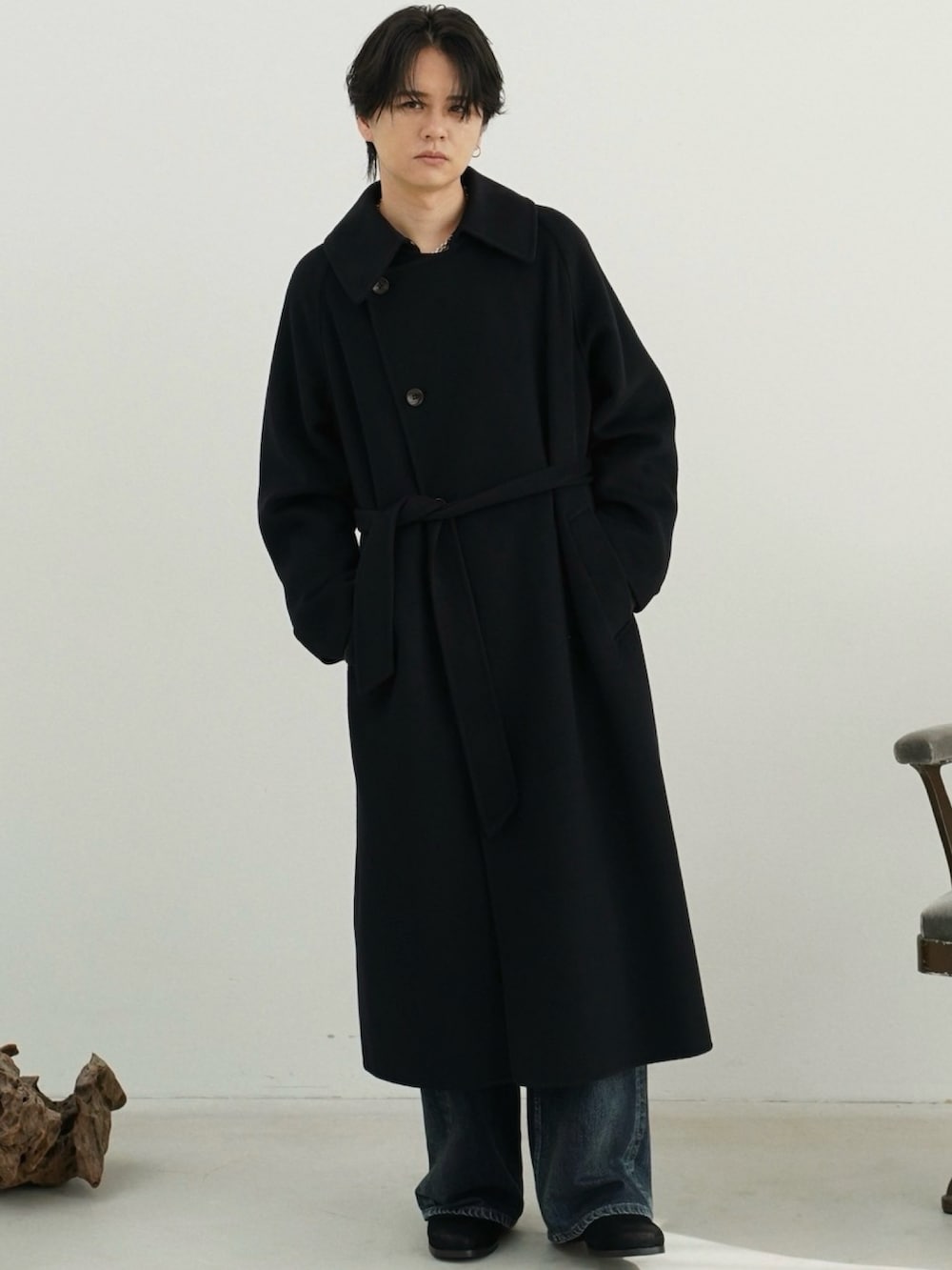ブルー系のジャケット/アウター、ブラウン系のニット/セーター、ブルー系のデニムパンツを着用したメンズの秋コーディネートの4枚目の写真