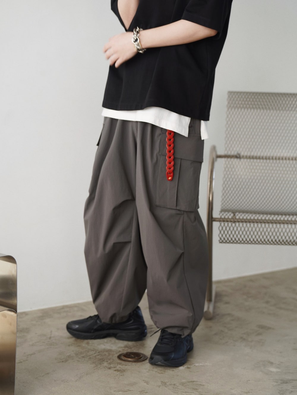 グレー系のシャツ/ブラウス、ブラック系のTシャツ/カットソー、ホワイト系のタンクトップを着用したメンズの春コーディネートの5枚目の写真