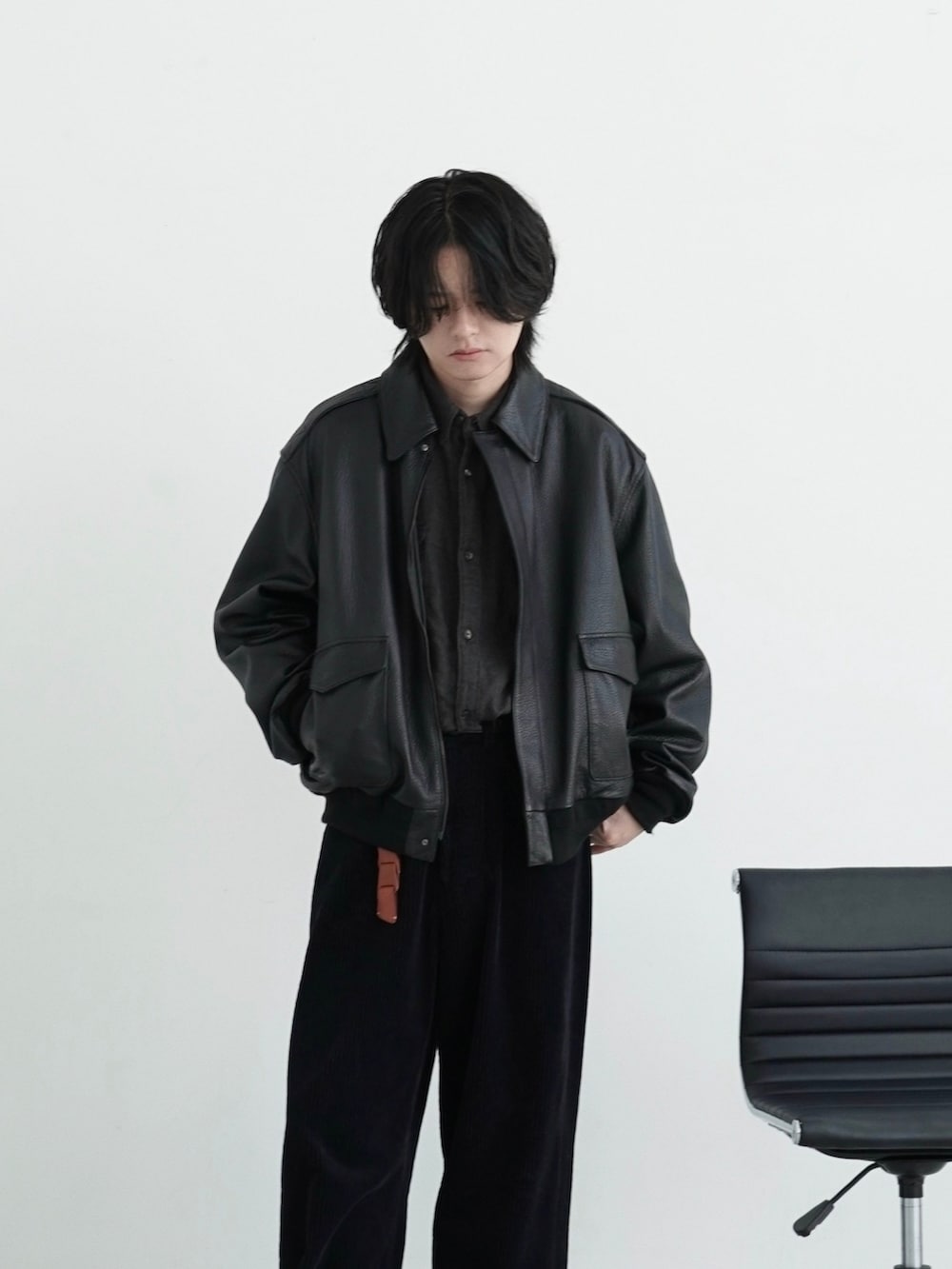 「秋コーデ、レザー、シャツスタイル、シャツ、秋服、休日スタイル、デートコーデ、お出かけコーデ、ジュエリー、リング、コーデュロイ、革靴、ブラック、今日のコーデ、秋っぽコーデ更新中」｜「LIDNMのA2 Ver.2 JACKET（ブルゾン、ブラック系）」を使った、げんじさん（メンズ・175cm）の秋コーディネートの4枚目の写真