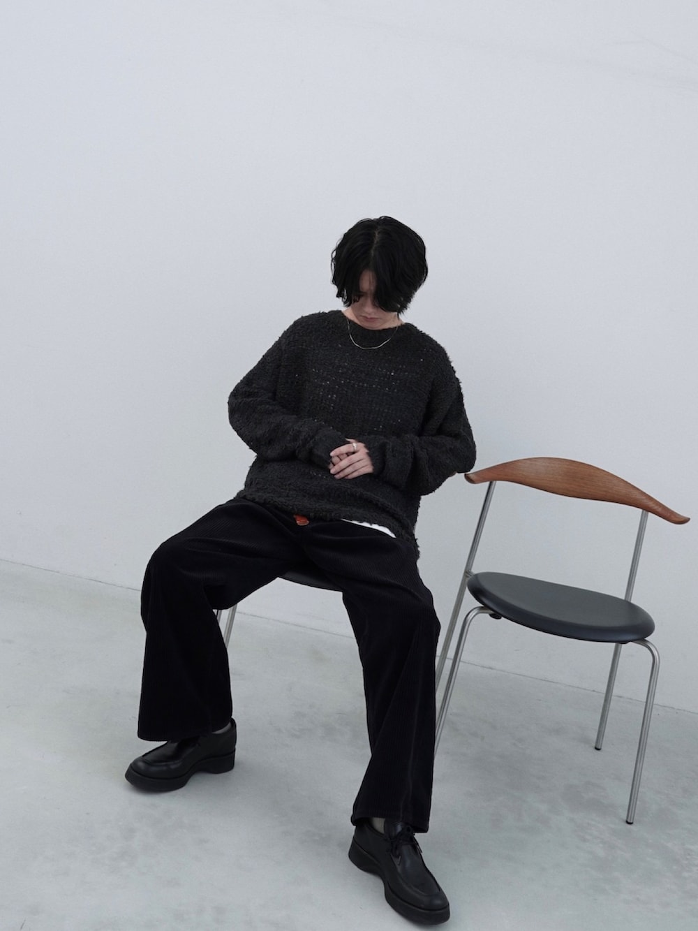 「レイヤードスタイル、秋っぽコーデ更新中、ニット、コーデュロイ、タンクトップ、秋コーデ、秋服、革靴、ジュエリー、ブラック、デートコーデ、お出かけコーデ、休日スタイル、ゴールドネックレス、オトナカジュアル」｜「LIDNMのSILK FEATHER KNIT（ニット/セーター、グレー系）」を使った、げんじさん（メンズ・175cm）の秋コーディネートの2枚目の写真