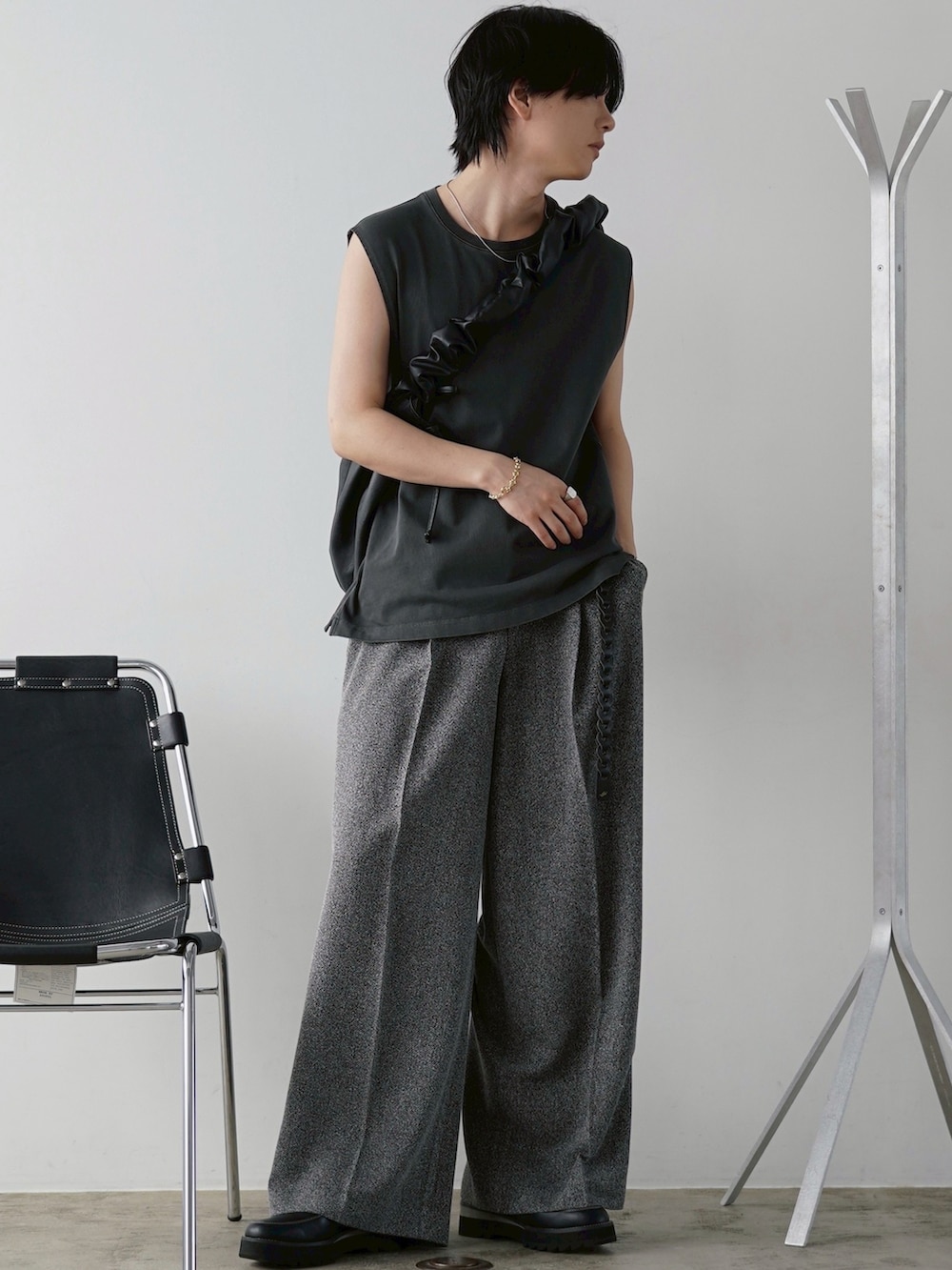 ブラック系のショルダーバッグ、ブラック系のドレスシューズ、グレー系のシャツ/ブラウスを着用したメンズの春コーディネートの2枚目の写真