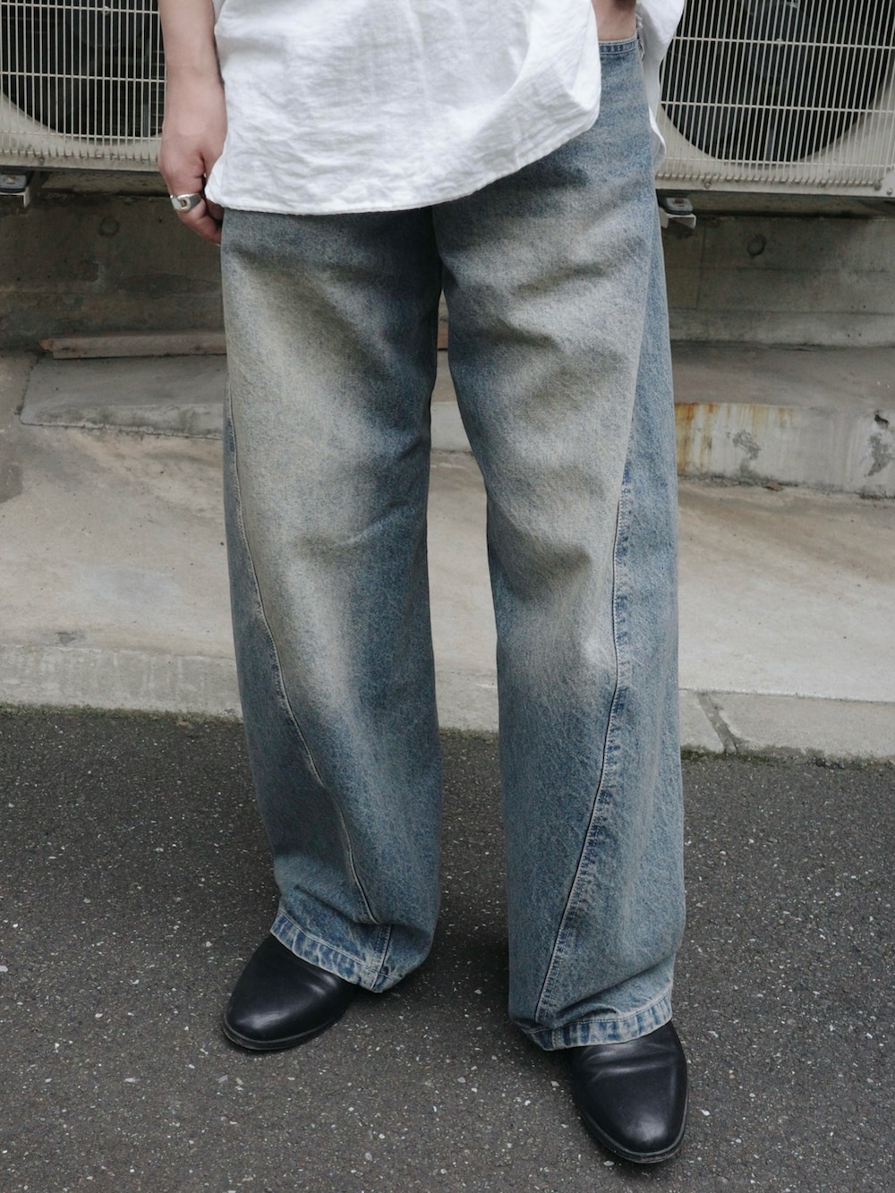 ブルー系のデニムパンツ、ブラック系のシューズ、シルバー系のネックレスを着用したメンズの夏コーディネートの4枚目の写真
