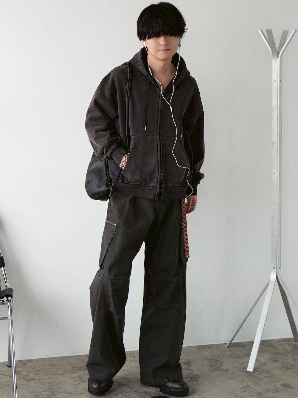 ブラウン系のブルゾン、ブラウン系のパーカー、ブラウン系のカーゴパンツを着用したメンズの春コーディネートの5枚目の写真