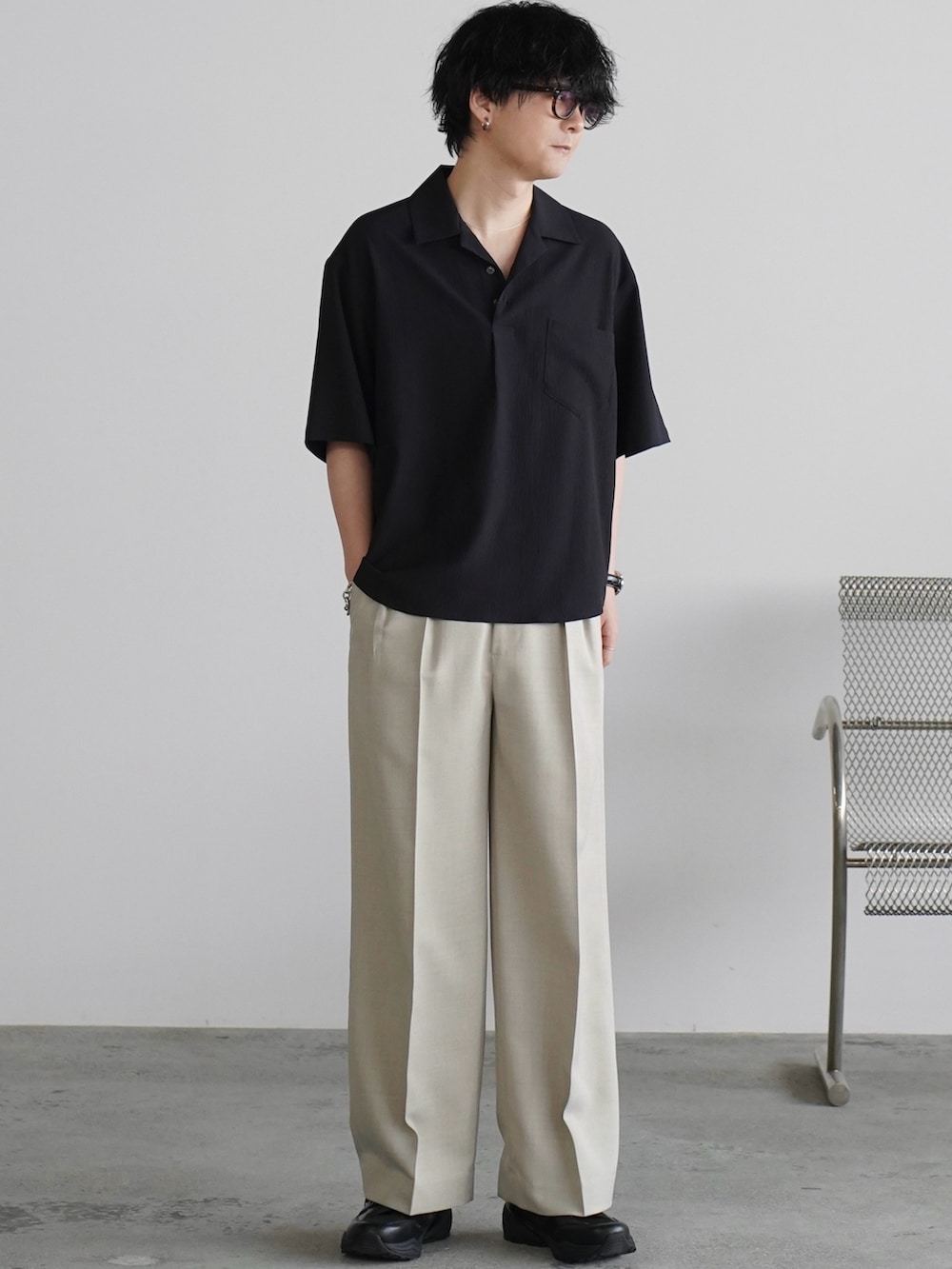 ブラック系のシャツ/ブラウス、グレー系のスラックス、ブラック系のサンダルを着用したメンズの夏コーディネートの2枚目の写真