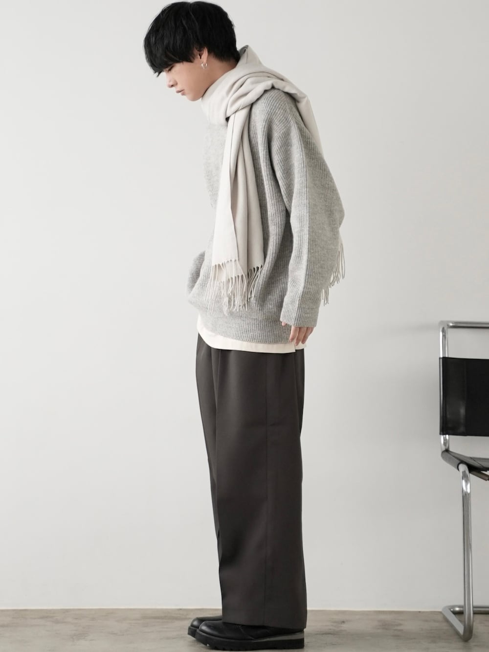 グレー系のその他アウター、グレー系のニット/セーター、ホワイト系のタンクトップを着用したメンズの秋コーディネートの4枚目の写真