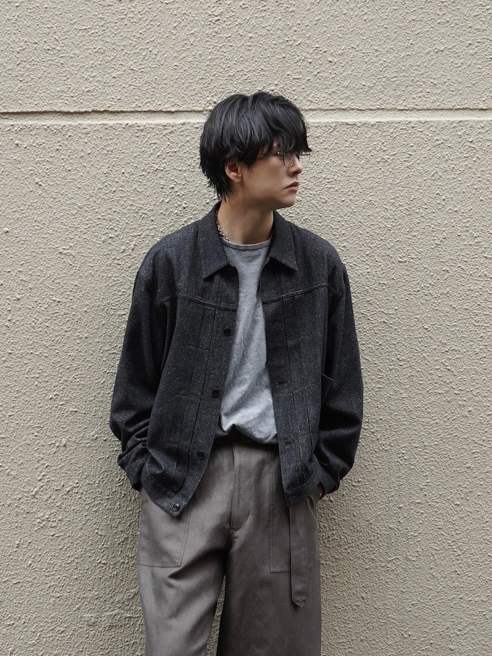 グリーン系のカーゴパンツ、ブラック系のブーツ、ブラック系のデニムジャケットを着用したメンズの冬コーディネートの2枚目の写真