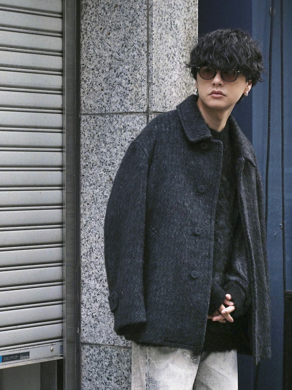 グレー系のブルゾン、グレー系のニット/セーター、ブラック系のデニムパンツを着用したメンズの冬コーディネートの5枚目の写真