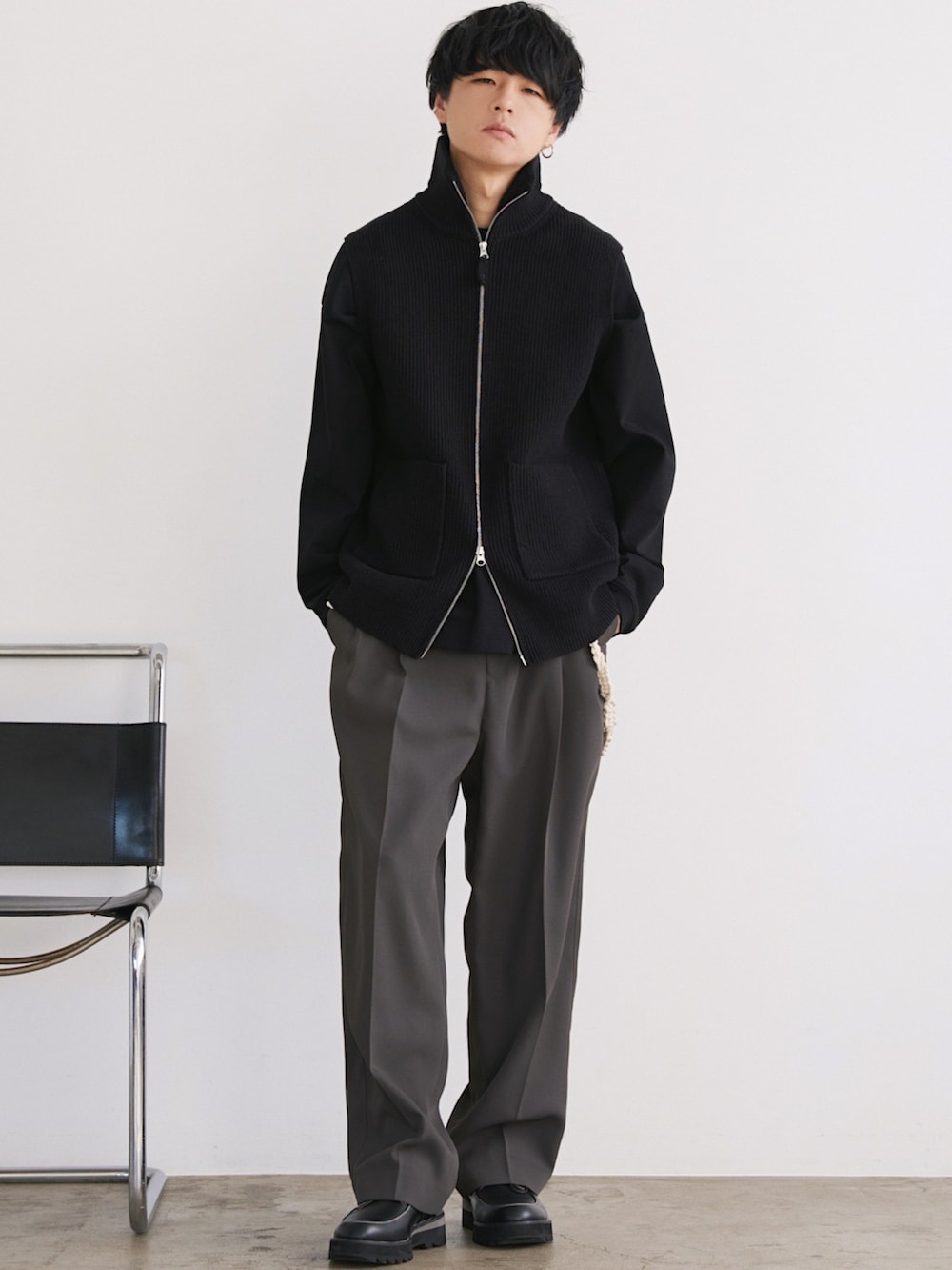 ブラック系のベスト、ブラック系のTシャツ/カットソー、ホワイト系のタンクトップを着用したメンズの冬コーディネートの2枚目の写真