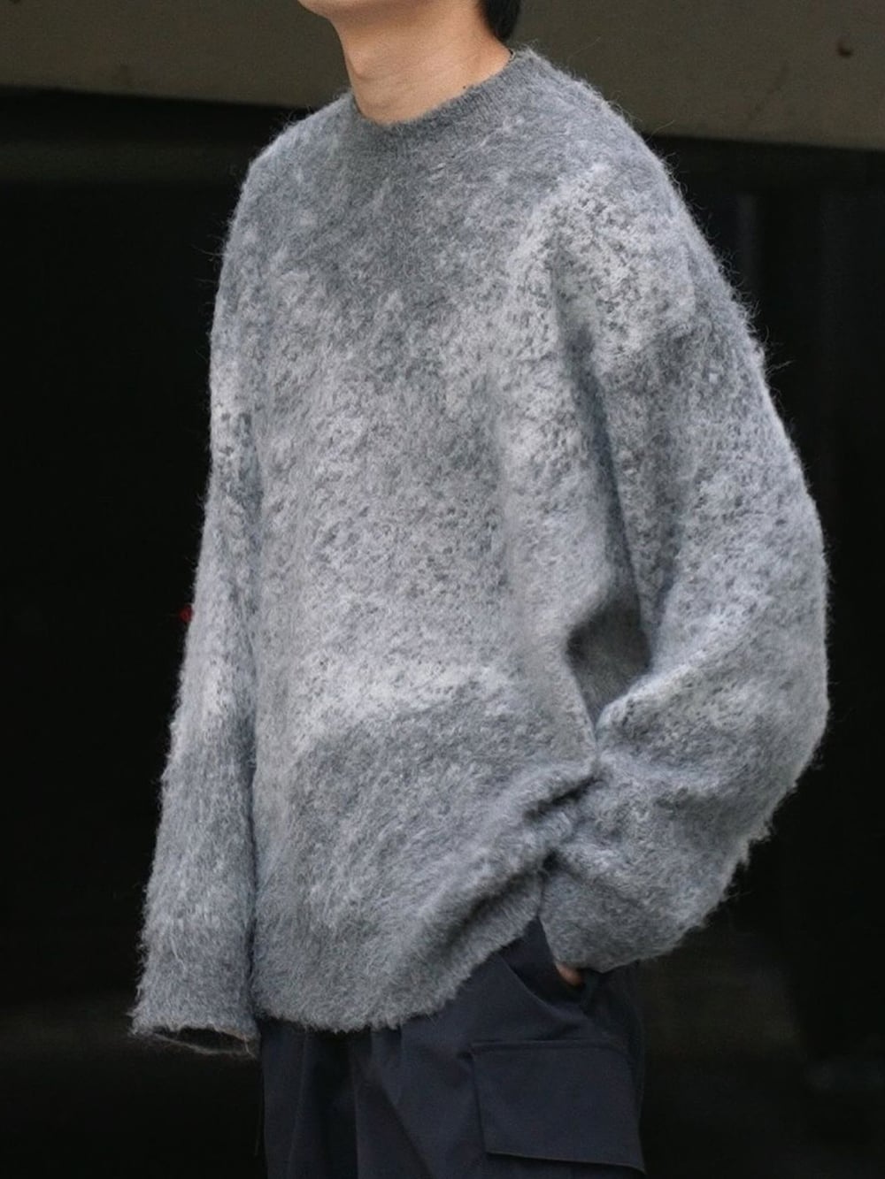 グレー系のニット/セーター、ブラック系のブーツ、シルバー系のピアス(片耳用)を着用したメンズの冬コーディネートの3枚目の写真