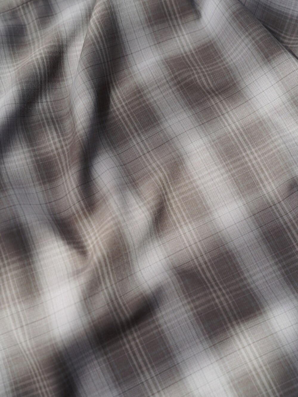 グレー系のシャツ/ブラウス、グレー系のTシャツ/カットソー、ブラウン系のその他パンツを着用したメンズの夏コーディネートの4枚目の写真