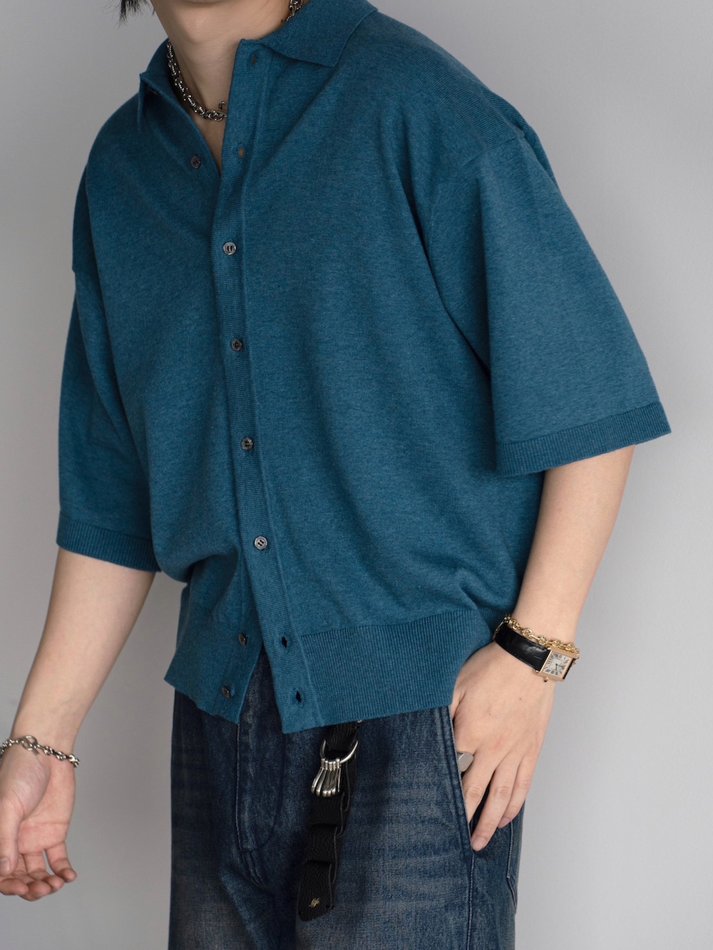 ブルー系のデニムパンツ、ブルー系のシャツ/ブラウス、ブラック系のサンダルを着用したメンズの春コーディネートの2枚目の写真