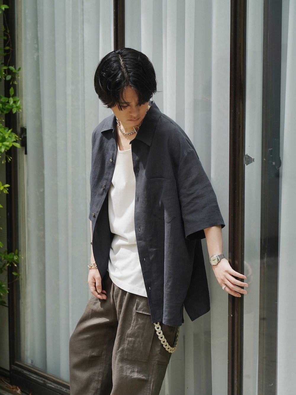 「春夏コーデ、休日スタイル、夏コーデ、タンクトップ、デートコーデ、革靴、ビッグシルエット、レイヤードスタイル、休日コーデ、黒、シャツスタイル、大人カジュアル、半袖シャツ、リネン、リネンシャツ」｜「LIDNMのLINEN WASHER HUGE SHIRT（シャツ/ブラウス、ブラック系）」を使った、げんじさん（メンズ・175cm）の春コーディネートの3枚目の写真
