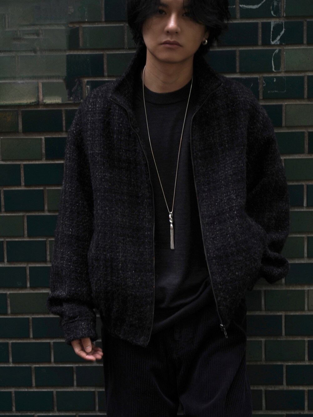 ブラック系のブルゾン、ブラック系のTシャツ/カットソー、ブラック系のその他パンツを着用したメンズの秋コーディネートの2枚目の写真