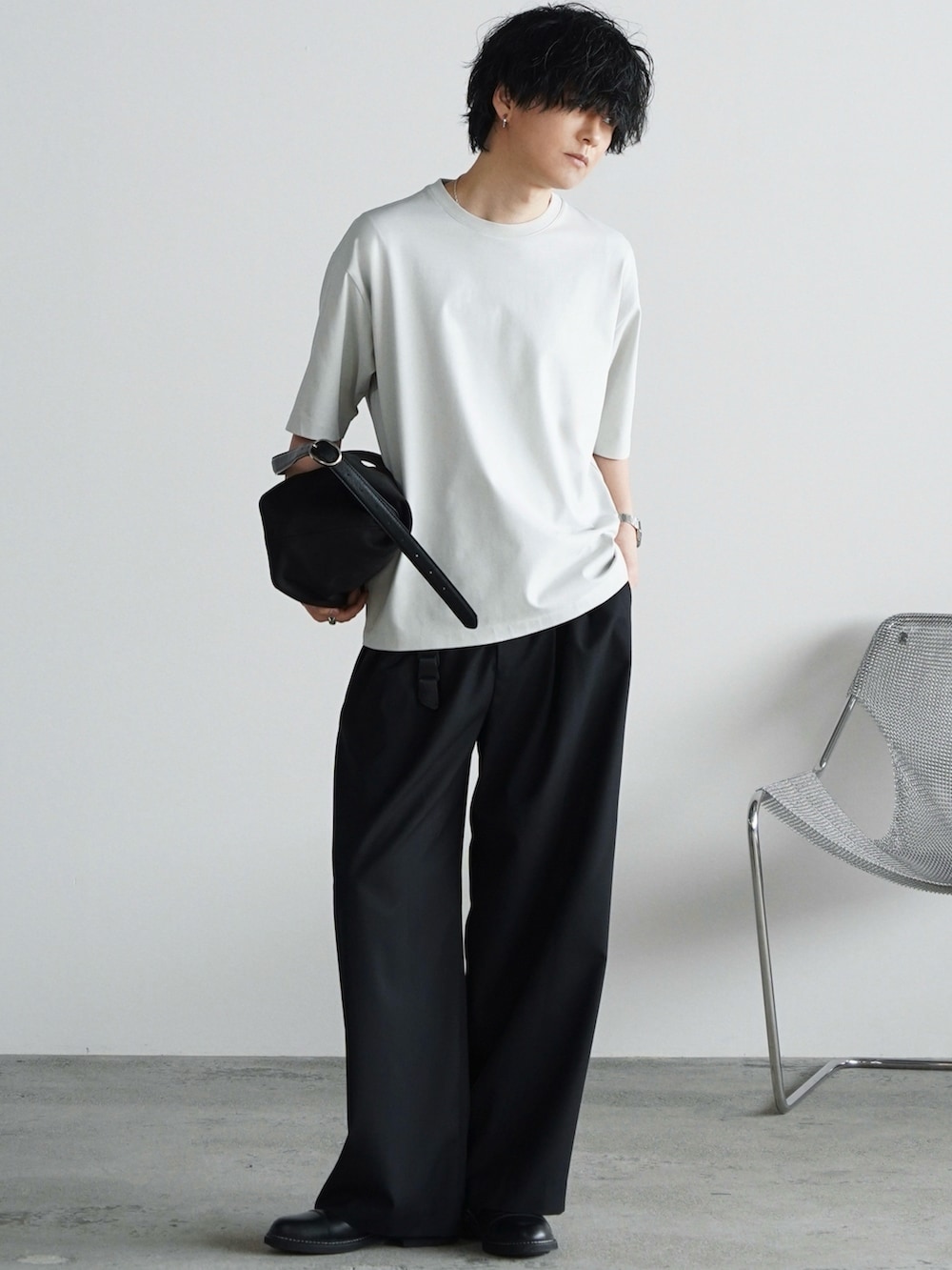 グレー系のTシャツ/カットソー、ブラック系のスラックス、ブラック系のドレスシューズを着用したメンズの夏コーディネートの4枚目の写真