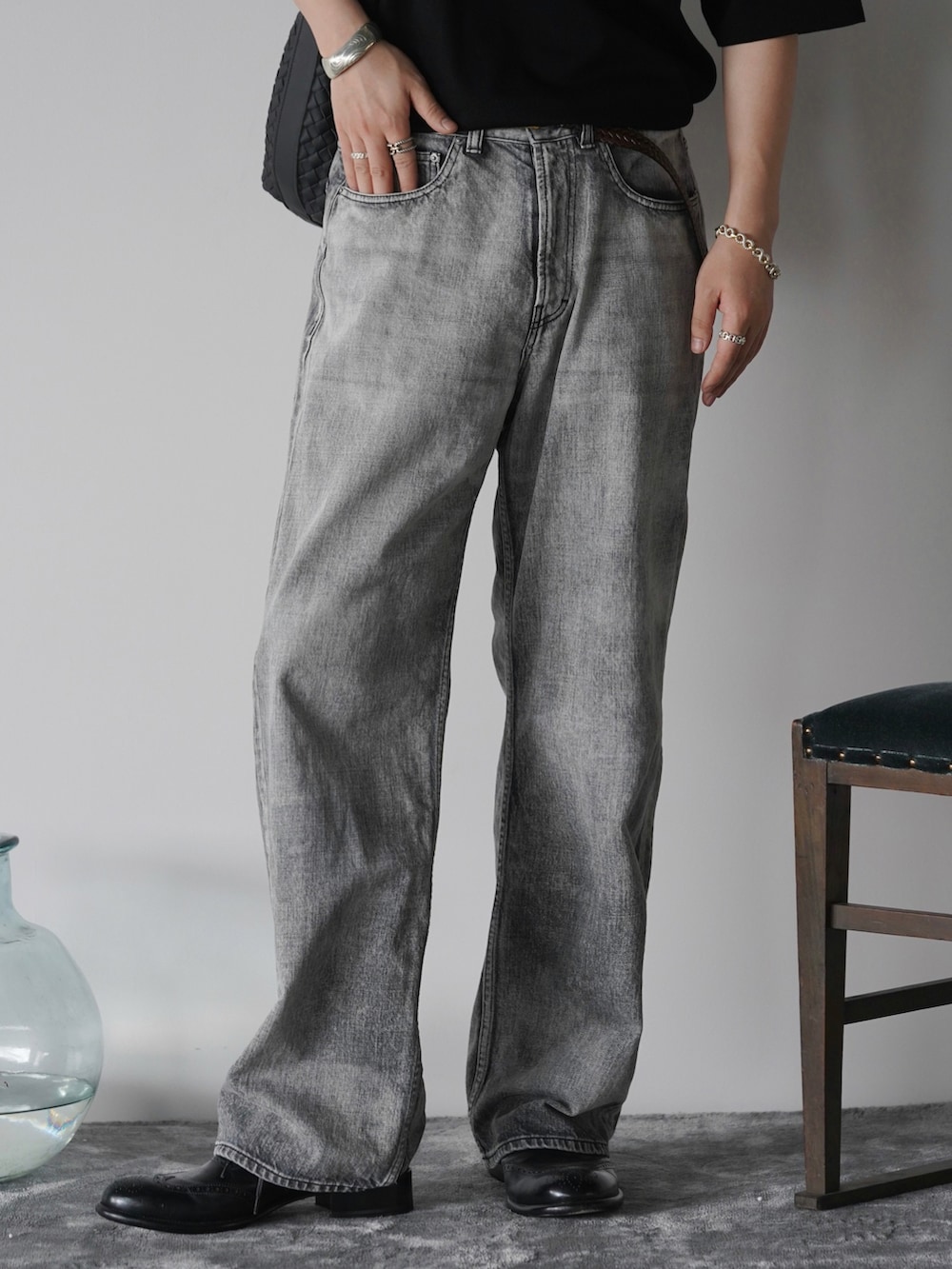 ブラック系のTシャツ/カットソー、グレー系のデニムパンツ、ブラック系のブーツを着用したメンズの夏コーディネートの4枚目の写真