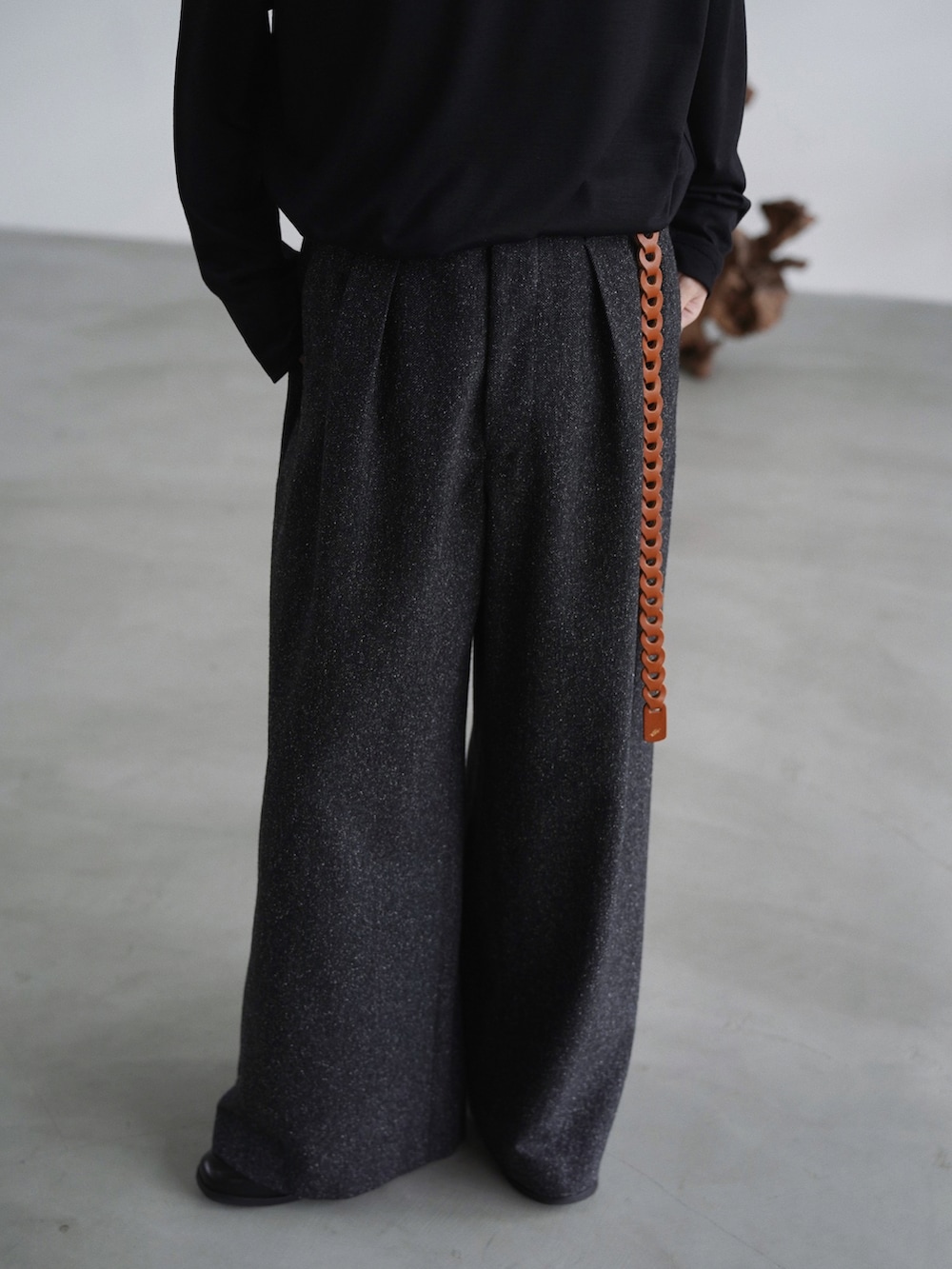 ブラック系のジャケット/アウター、ブラック系のスラックス、ブラック系のTシャツ/カットソーを着用したメンズの春コーディネートの2枚目の写真