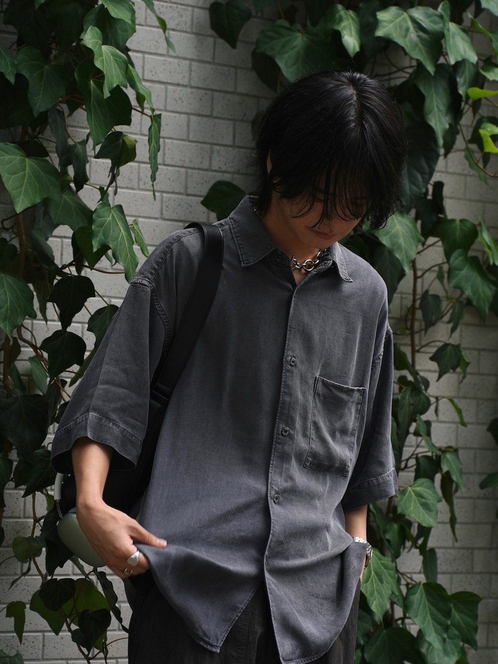 グレー系のシャツ/ブラウス、ブラウン系のシューズ、シルバー系のピアス（片耳用）を着用したメンズの夏コーディネートの2枚目の写真