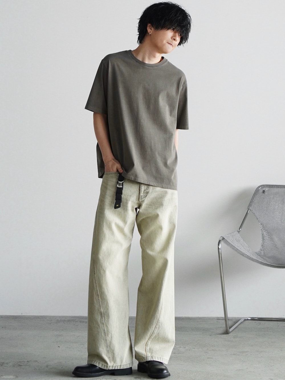 ブラウン系のTシャツ/カットソー、ベージュ系のデニムパンツ、ブラック系のドレスシューズを着用したメンズの春コーディネートの3枚目の写真