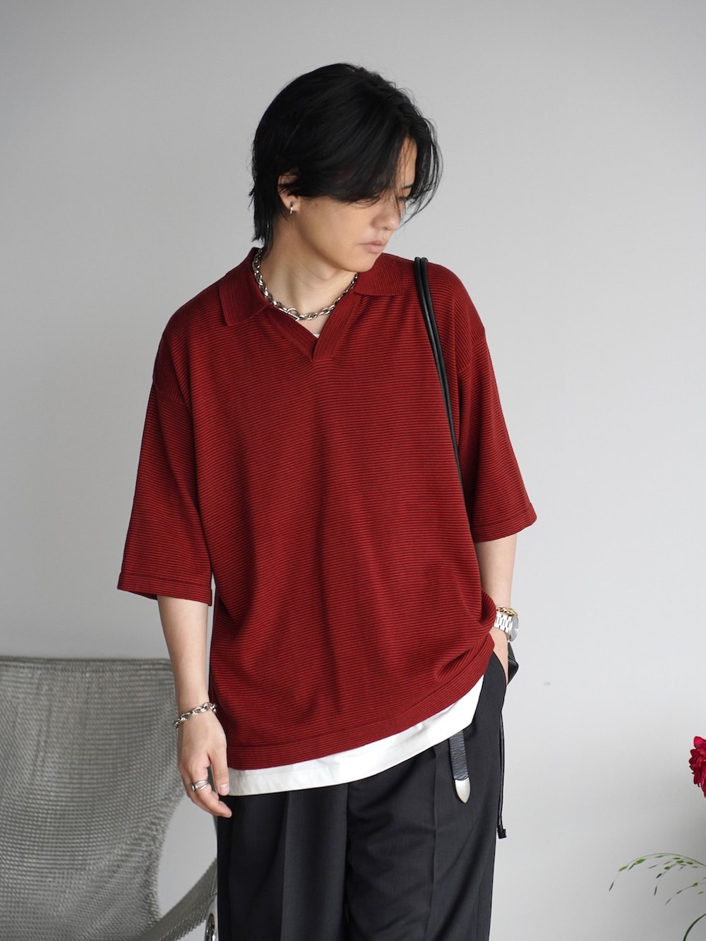 ホワイト系のタンクトップ、ブラック系のショルダーバッグ、ブラック系のドレスシューズを着用したメンズの夏コーディネートの2枚目の写真