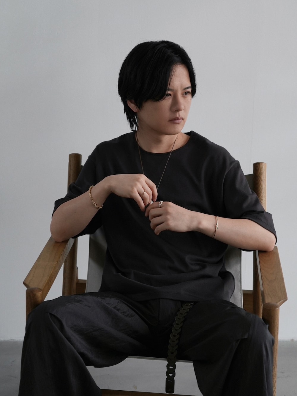 ブラック系のその他パンツ、ブラウン系のTシャツ/カットソー、ゴールド系のピアス(片耳用)を着用したメンズの夏コーディネートの2枚目の写真