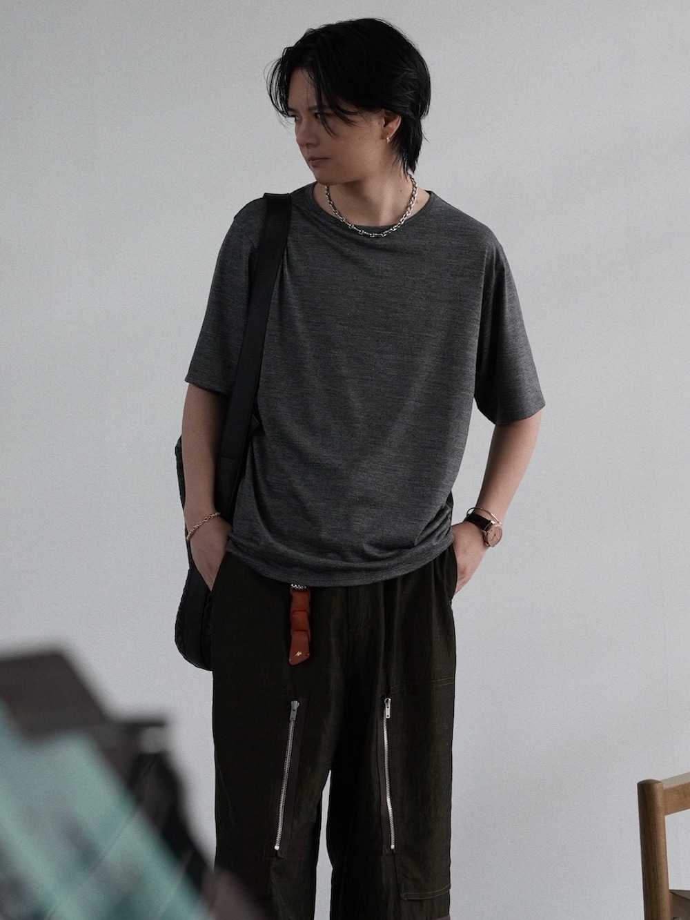 「夏コーデ、シンプルコーデ、カーゴパンツ、休日スタイル、Tシャツ、サンダル、お出かけコーデ、ショルダーバッグ、デートコーデ、タックイン、ジュエリー、ネックレス、リング、ゴールドピアス、グレー」|「LIDNMのMERINO WOOL BOX TEE(Tシャツ/カットソー、グレー系)」を使った、げんじさん(メンズ・175cm)の春コーディネートの3枚目の写真