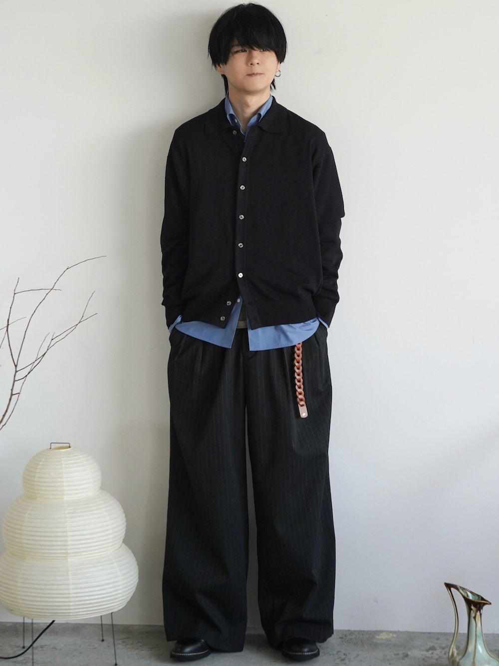 グレー系のシャツ/ブラウス、ブルー系のシャツ/ブラウス、グレー系のスラックスを着用したメンズの秋コーディネートの2枚目の写真