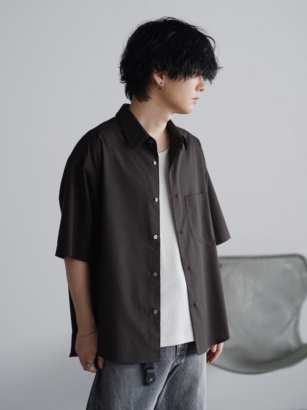 ブラウン系のシャツ/ブラウス、グレー系のタンクトップ、グレー系のデニムパンツを着用したメンズの夏コーディネートの2枚目の写真