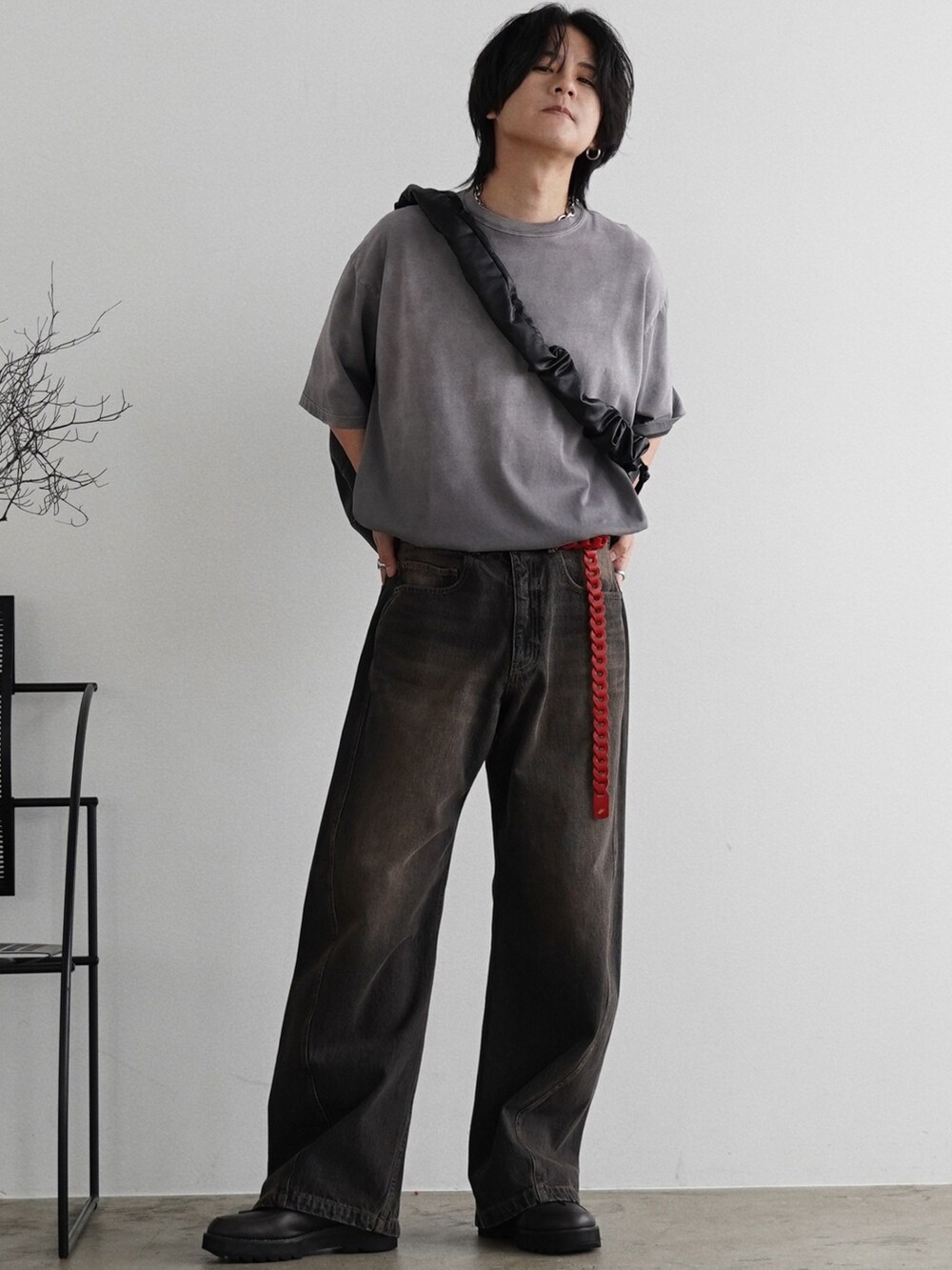 ブラウン系のTシャツ/カットソー、ホワイト系のタンクトップ、ブラック系のデニムパンツを着用したメンズの夏コーディネートの2枚目の写真