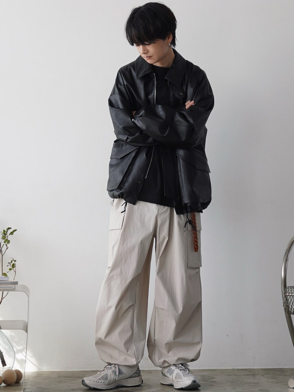 ブラック系のブルゾン、グレー系のシャツ/ブラウス、ブラック系のTシャツ/カットソーを着用したメンズの冬コーディネートの2枚目の写真