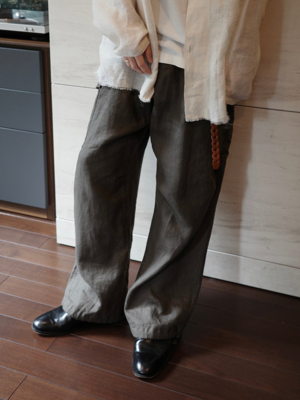 ホワイト系のシャツ/ブラウス、ホワイト系のタンクトップ、グリーン系のカーゴパンツを着用したメンズの夏コーディネートの5枚目の写真