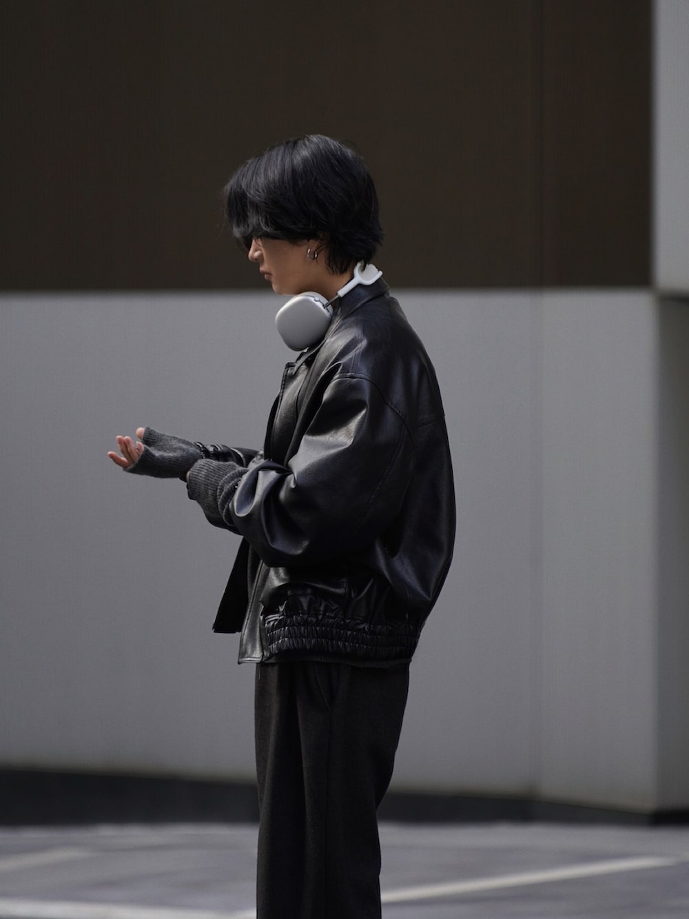 ブラック系のブルゾン、グレー系のスラックス、ブラック系のドレスシューズを着用したメンズの秋コーディネートの4枚目の写真